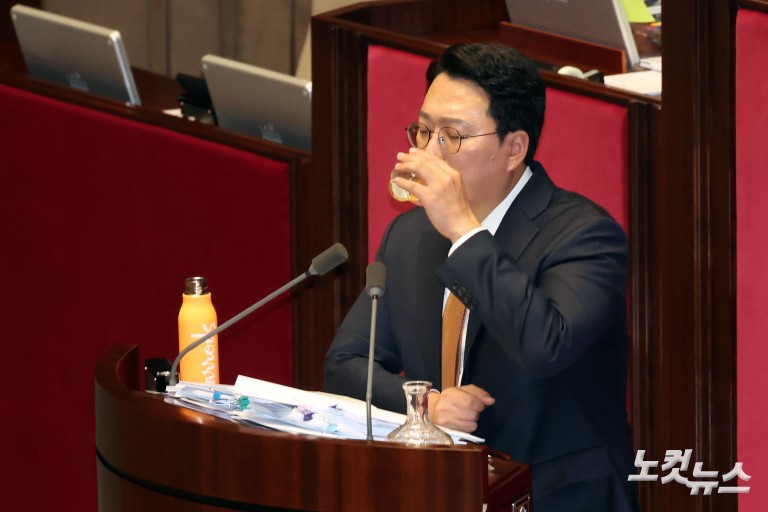 무제한 토론 이어가는 천하람 원내대표