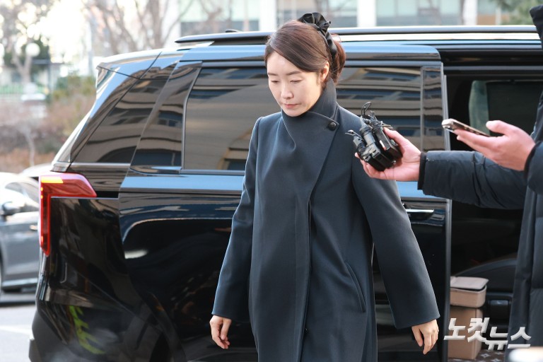 '1억원 공천헌금 의혹' 강선우 경찰 출석