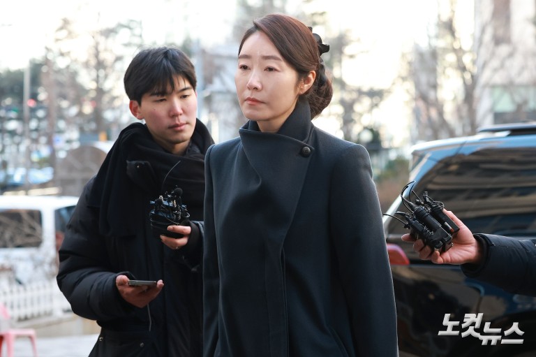 '1억원 공천헌금 의혹' 강선우 경찰 출석