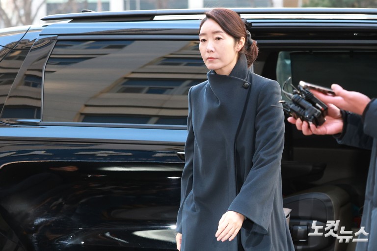 '1억원 공천헌금 의혹' 강선우 경찰 출석