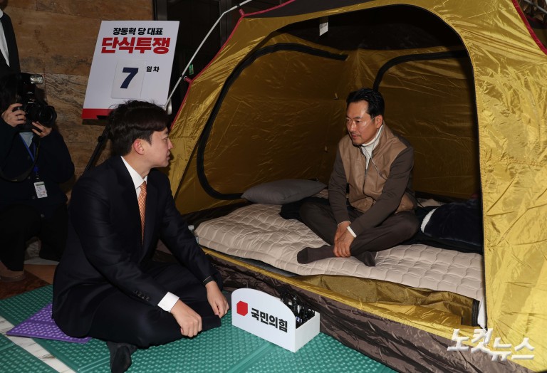 단식 농성중인 장동혁 대표 찾은 이준석 대표
