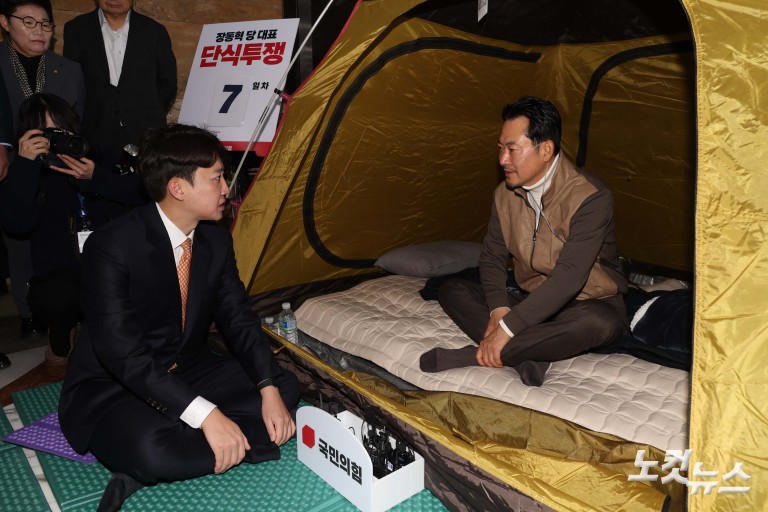 단식 농성중인 장동혁 대표 찾은 이준석 대표