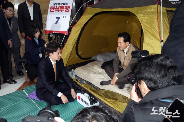 단식 농성중인 장동혁 대표 찾은 이준석 대표