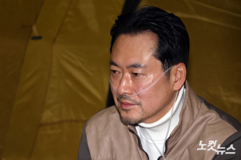 단식 농성중인 장동혁 대표 찾은 이준석 대표