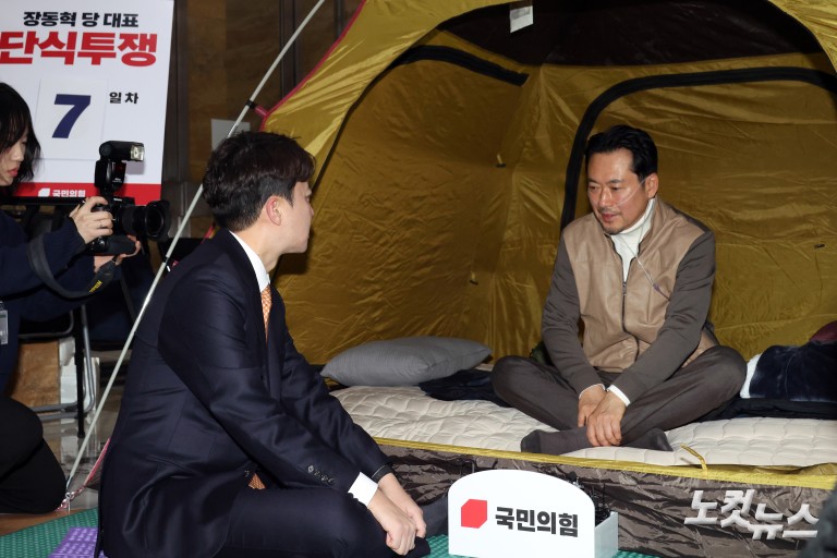 단식 농성중인 장동혁 대표 찾은 이준석 대표