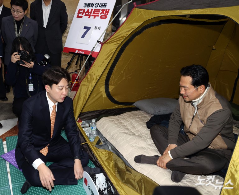 단식 농성중인 장동혁 대표 찾은 이준석 대표