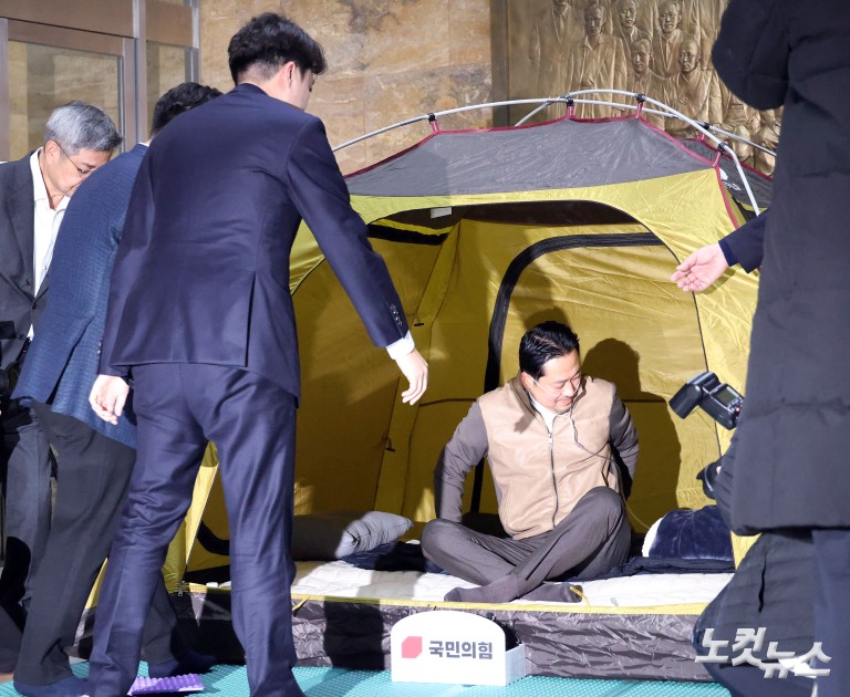 단식 농성중인 장동혁 대표 찾은 이준석 대표