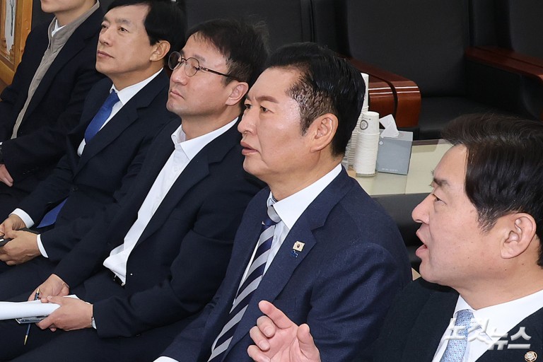 더불어민주당 지도부, 이재명 대통령 신년 기자회견 시청