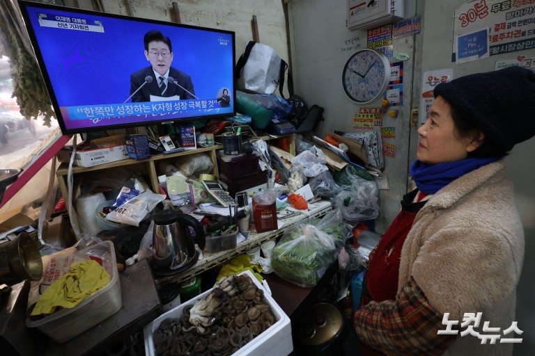 대통령 신년 기자회견 시청하는 시장 상인들
