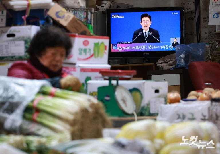대통령 신년 기자회견 시청하는 시장 상인들
