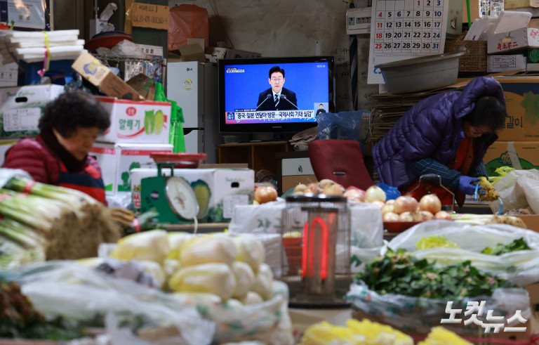 대통령 신년 기자회견 시청하는 시장 상인들