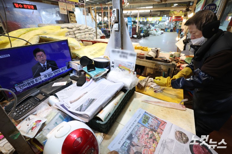 대통령 신년 기자회견 시청하는 시장 상인들