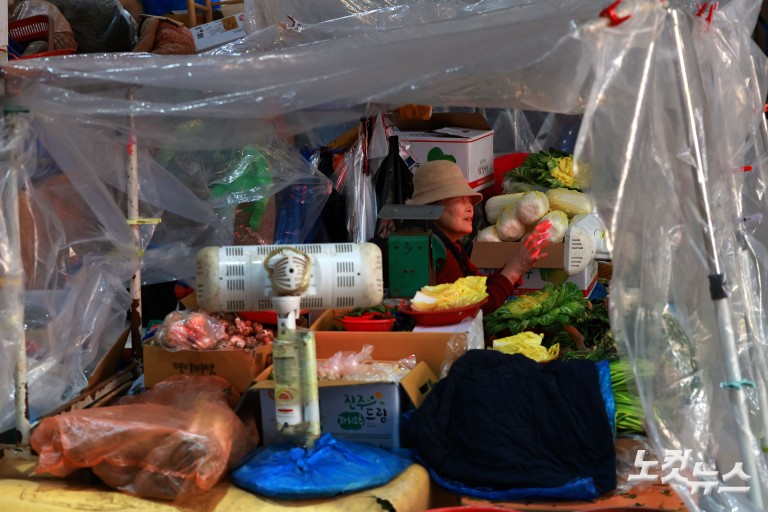 대통령 신년 기자회견 시청하는 시장 상인들