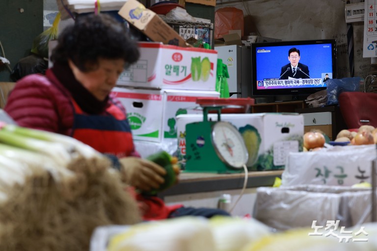 대통령 신년 기자회견 시청하는 시장 상인들