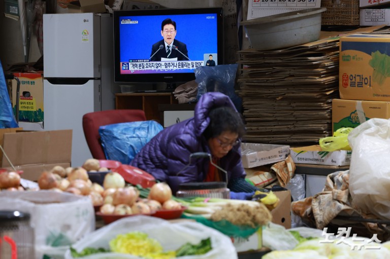 대통령 신년 기자회견 시청하는 시장 상인들