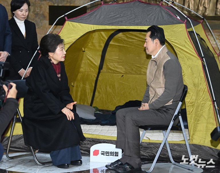 박근혜 전 대통령, 장동혁 대표 단식 농성장 방문