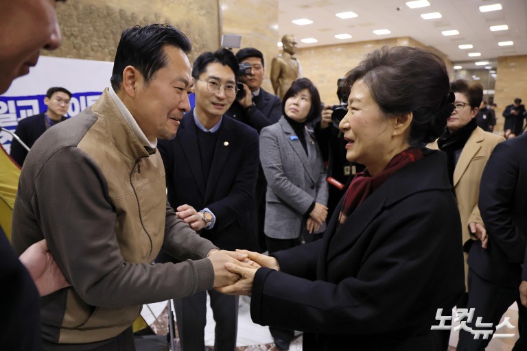 박근혜 전 대통령, 장동혁 대표 단식 농성장 방문