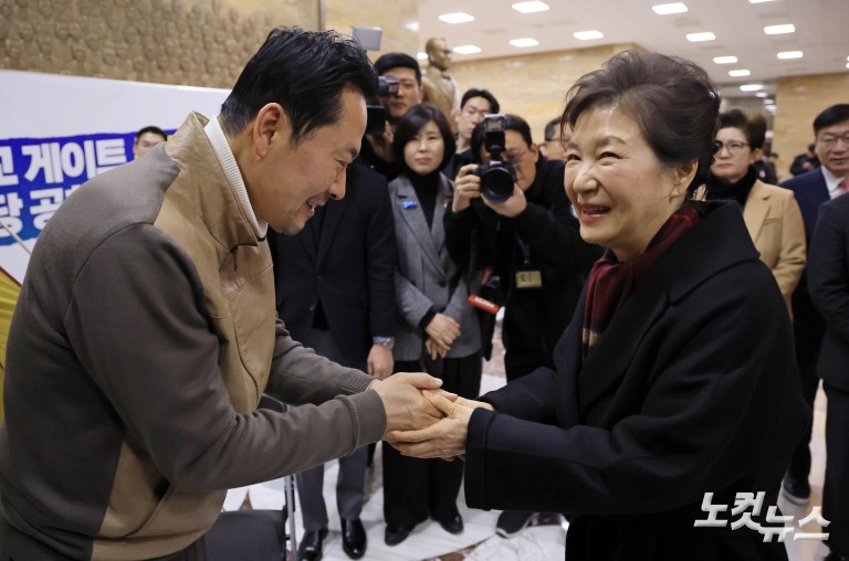 박근혜 전 대통령, 장동혁 대표 단식 농성장 방문