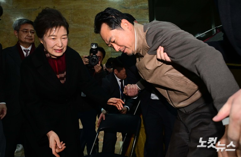 박근혜 전 대통령, 장동혁 대표 단식 농성장 방문