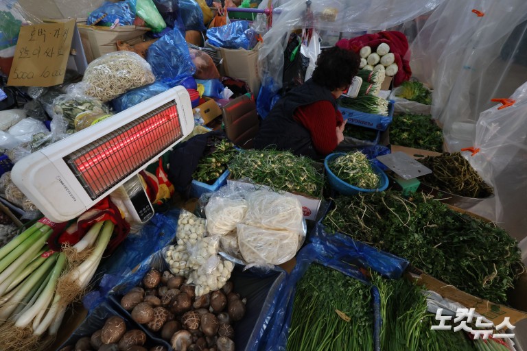 난로 쬐며 추위 녹이는 시장 상인들