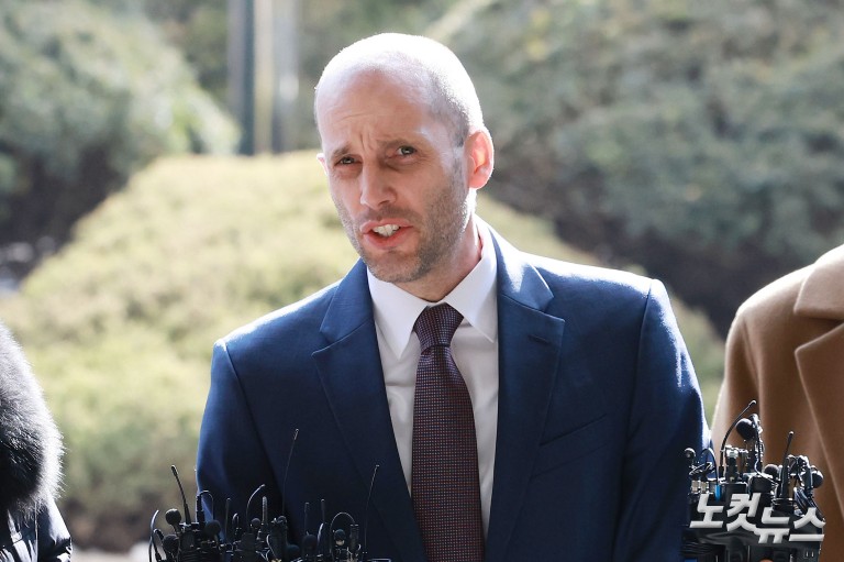 쿠팡 로저스, 경찰 출석…'셀프조사'로 증거인멸 혐의