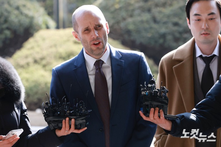 쿠팡 로저스, 경찰 출석…'셀프조사'로 증거인멸 혐의