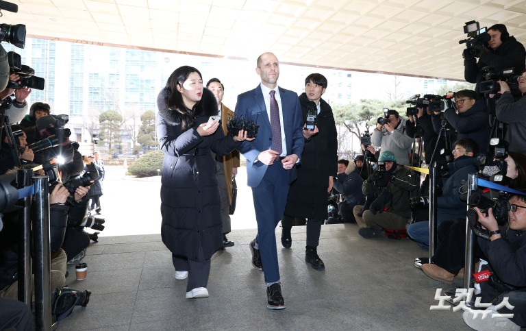 쿠팡 로저스, 경찰 출석…'셀프조사'로 증거인멸 혐의