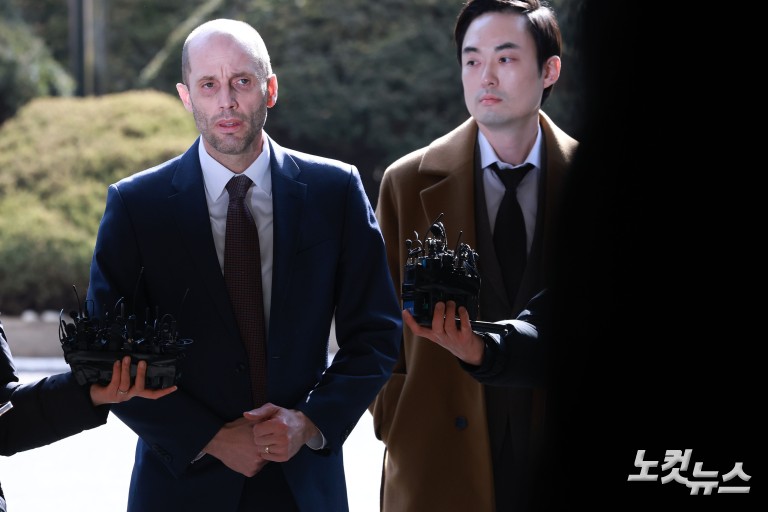 쿠팡 로저스, 경찰 출석…'셀프조사'로 증거인멸 혐의