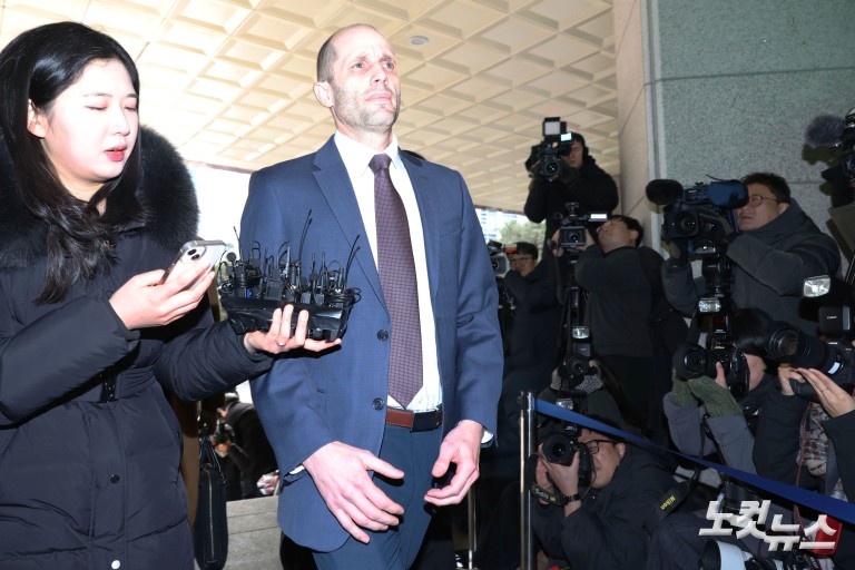 쿠팡 로저스, 경찰 출석…'셀프조사'로 증거인멸 혐의