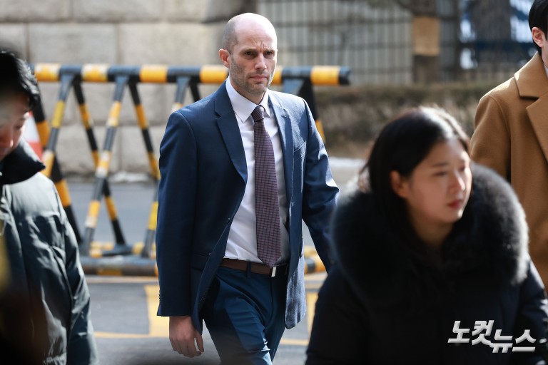 쿠팡 로저스, 경찰 출석…'셀프조사'로 증거인멸 혐의