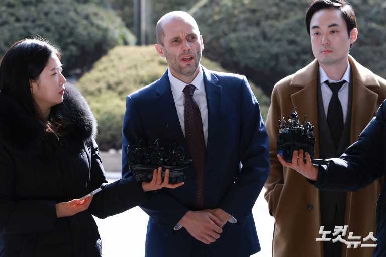 쿠팡 로저스, 경찰 출석…'셀프조사'로 증거인멸 혐의