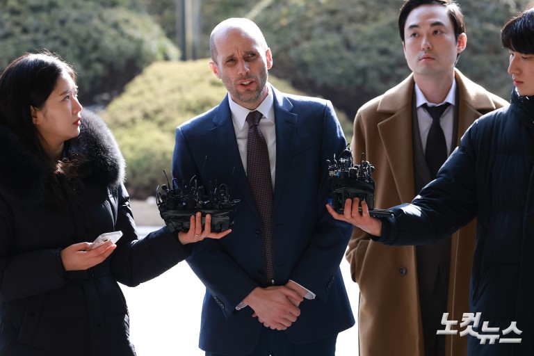 쿠팡 로저스, 경찰 출석…'셀프조사'로 증거인멸 혐의