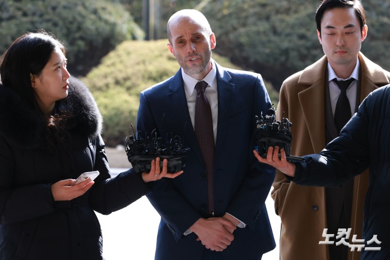 쿠팡 로저스, 경찰 출석…'셀프조사'로 증거인멸 혐의