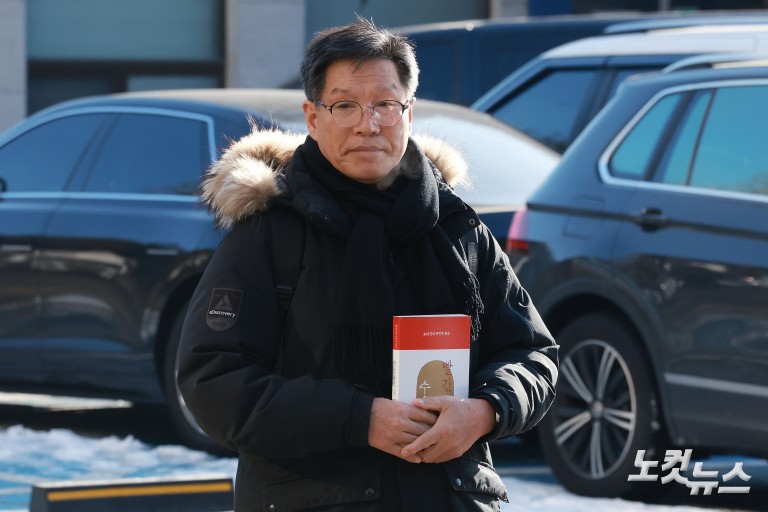 경찰, '위안부 모욕 혐의' 강경 보수단체 대표 피의자 소환