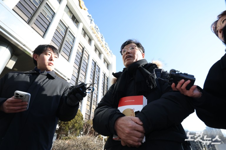 경찰, '위안부 모욕 혐의' 강경 보수단체 대표 피의자 소환