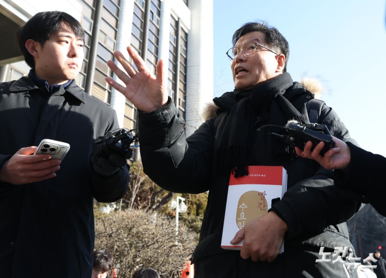 경찰, '위안부 모욕 혐의' 강경 보수단체 대표 피의자 소환