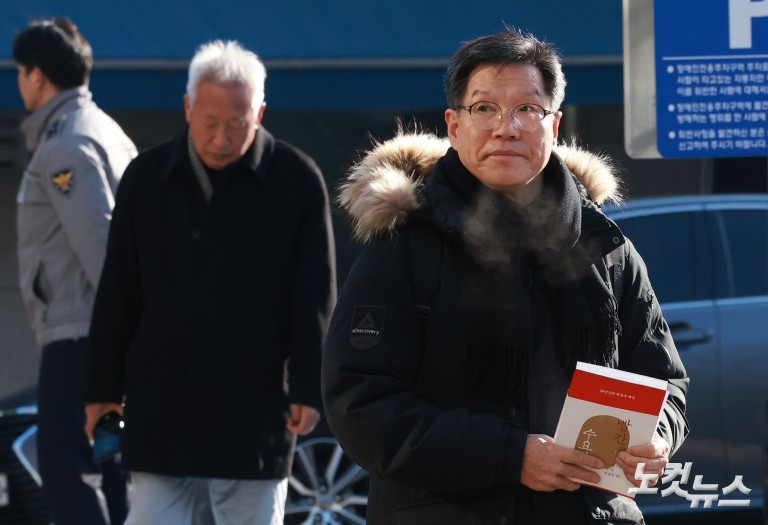 경찰, '위안부 모욕 혐의' 강경 보수단체 대표 피의자 소환