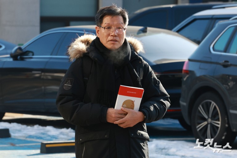 경찰, '위안부 모욕 혐의' 강경 보수단체 대표 피의자 소환