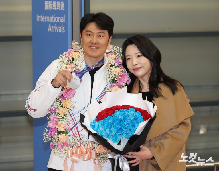 김상겸, 올림픽 은메달 들고 귀국