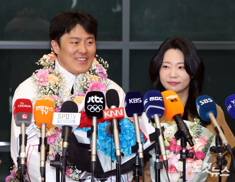 김상겸, 올림픽 은메달 들고 귀국