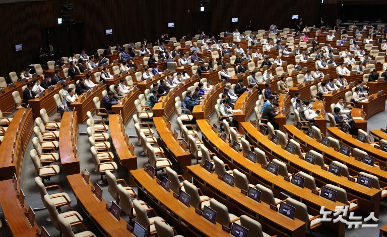 본회의장 한복 입은 민주당…국힘은 불참