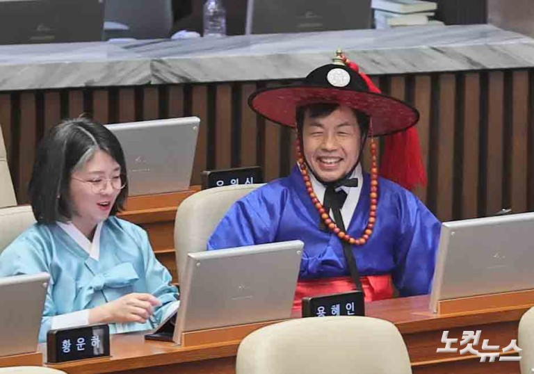 본회의장 한복 입은 민주당…국힘은 불참