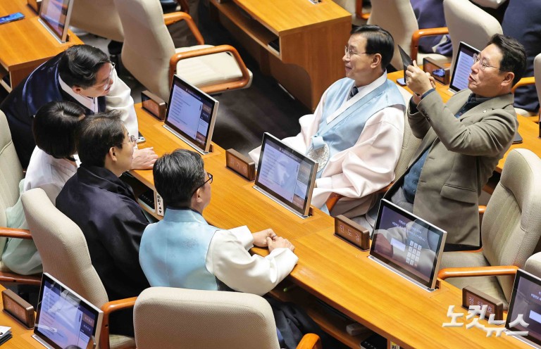 본회의장 한복 입은 민주당…국힘은 불참