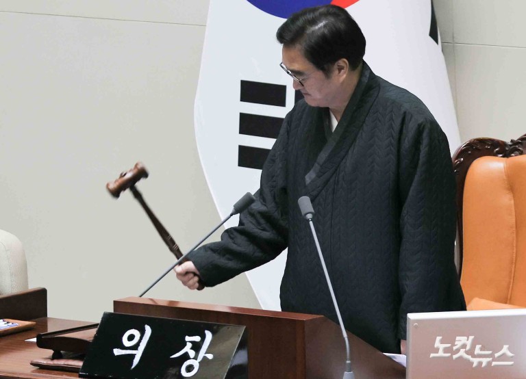 본회의장 한복 입은 민주당…국힘은 불참