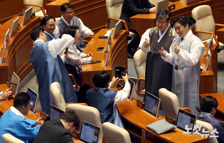 본회의장 한복 입은 민주당…국힘은 불참