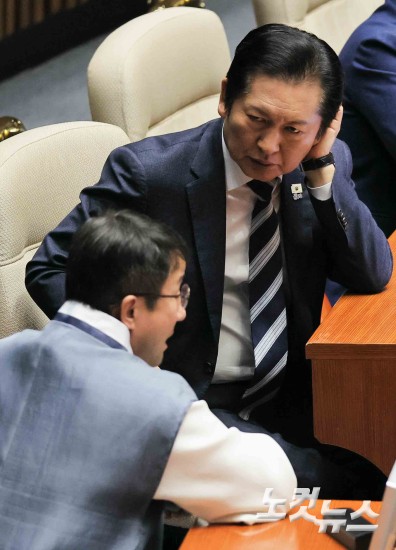 본회의장 한복 입은 민주당…국힘은 불참