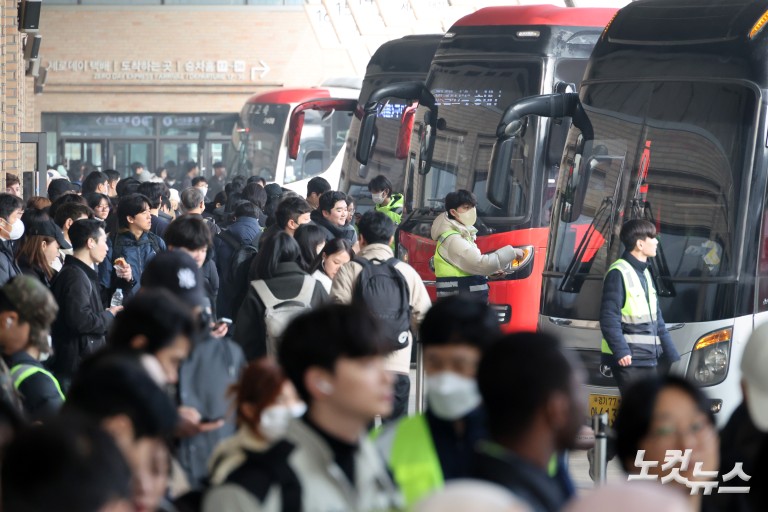 귀성객으로 붐비는 고속버스터미널