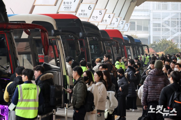 귀성객으로 붐비는 고속버스터미널