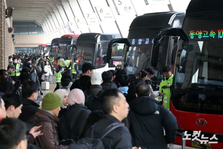 귀성객으로 붐비는 고속버스터미널
