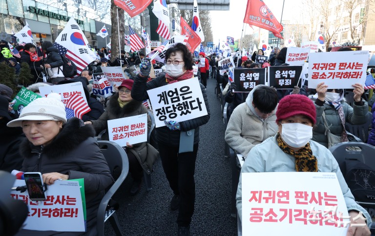 尹 선고 앞두고 서초동 ‘폭풍전야’